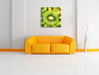 Grüne Kiwis Obstsalat Leinwandbild Quadratisch über Sofa
