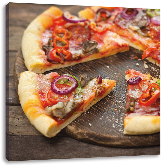 Leckere Pizza auf Holztisch, Leinwandbild