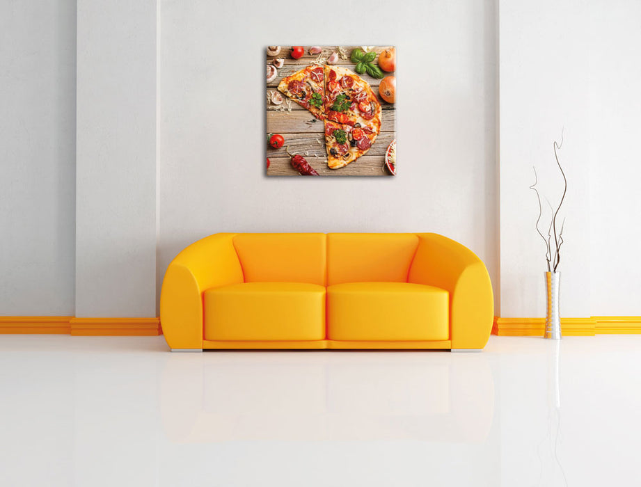 Pizza Italia auf Holztisch Leinwandbild Quadratisch über Sofa