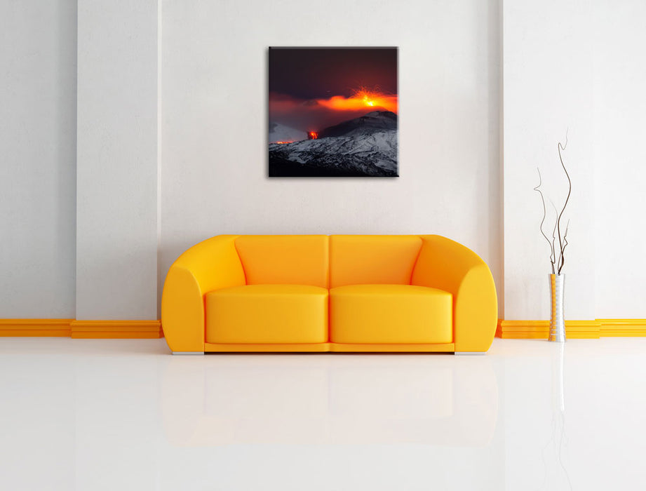 Gefährlicher Vulkanausbruch Leinwandbild Quadratisch über Sofa