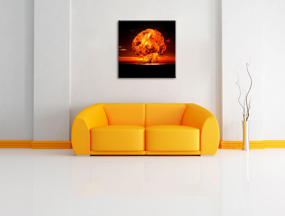Gefährlicher Atomfeuerpilz Leinwandbild Quadratisch über Sofa
