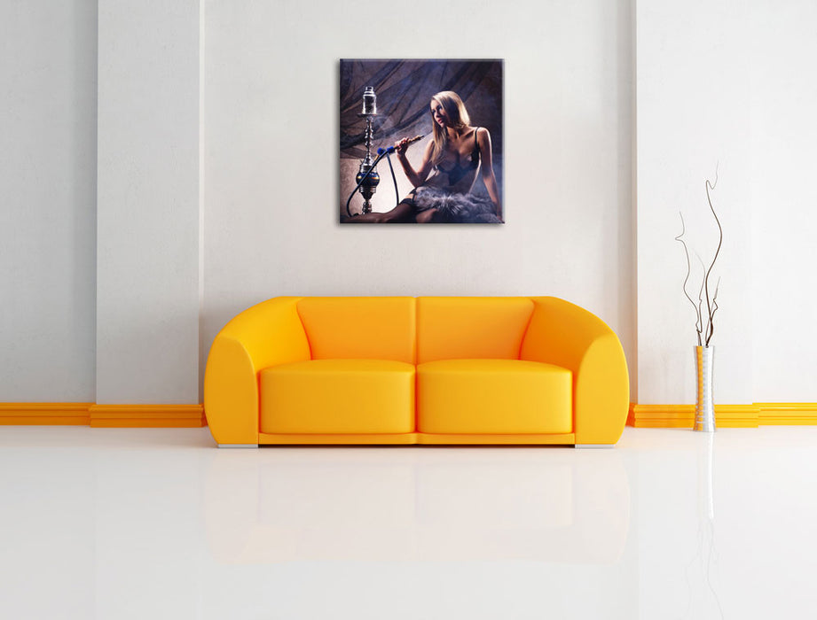 Schöne Frau mit Shisha Leinwandbild Quadratisch über Sofa