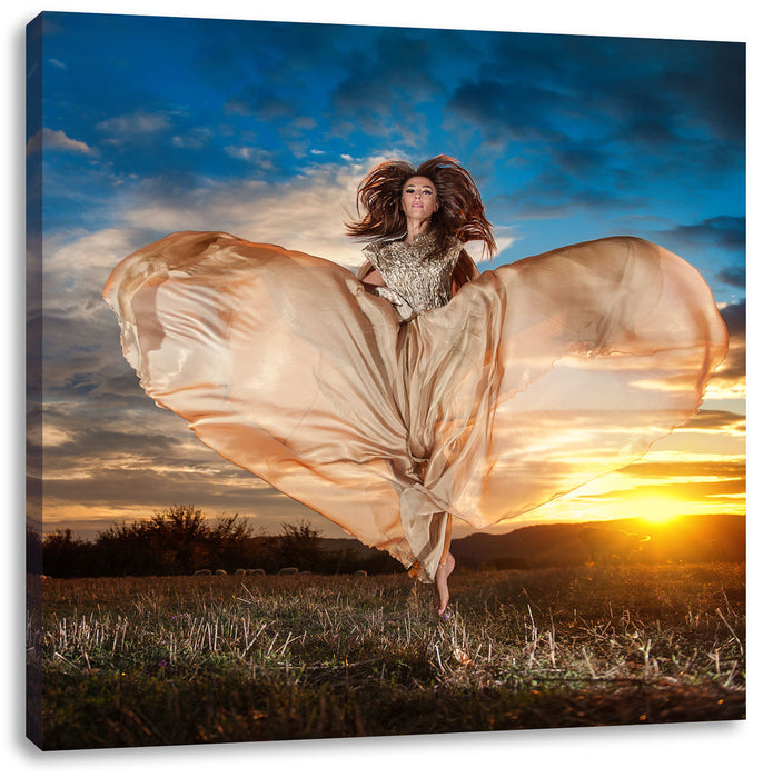 Frau mit Kleid bei Sonnenuntergang Leinwandbild Quadratisch