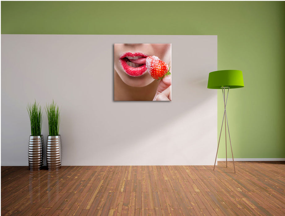 Erdbeere vor Lippen Leinwand Quadratisch im Flur