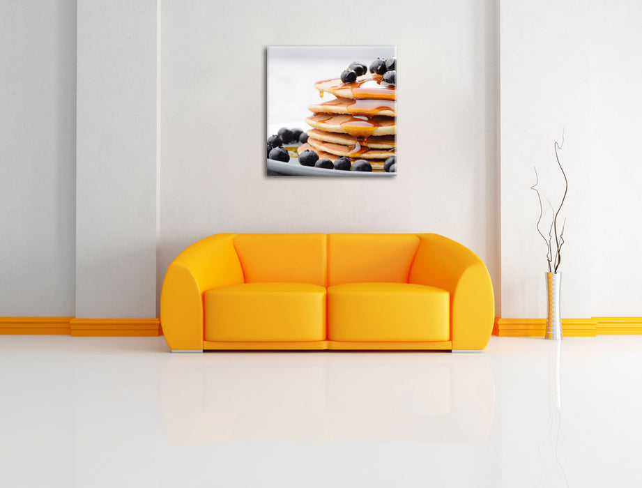 Pancakes mit Sirup und Blaubeeren Leinwandbild Quadratisch über Sofa