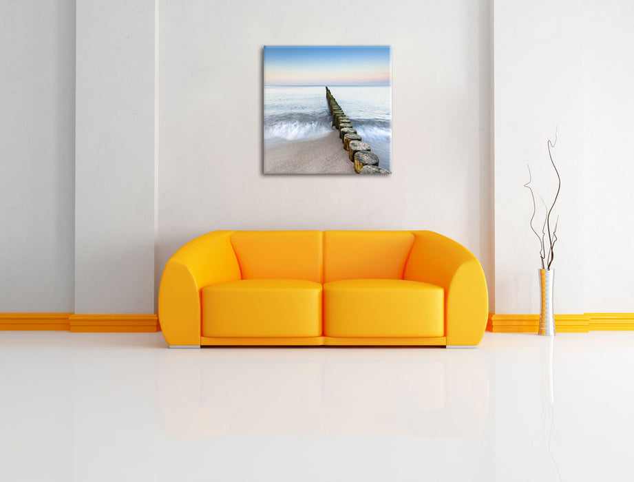Baumstümpfe die ins Meer führen Leinwandbild Quadratisch über Sofa