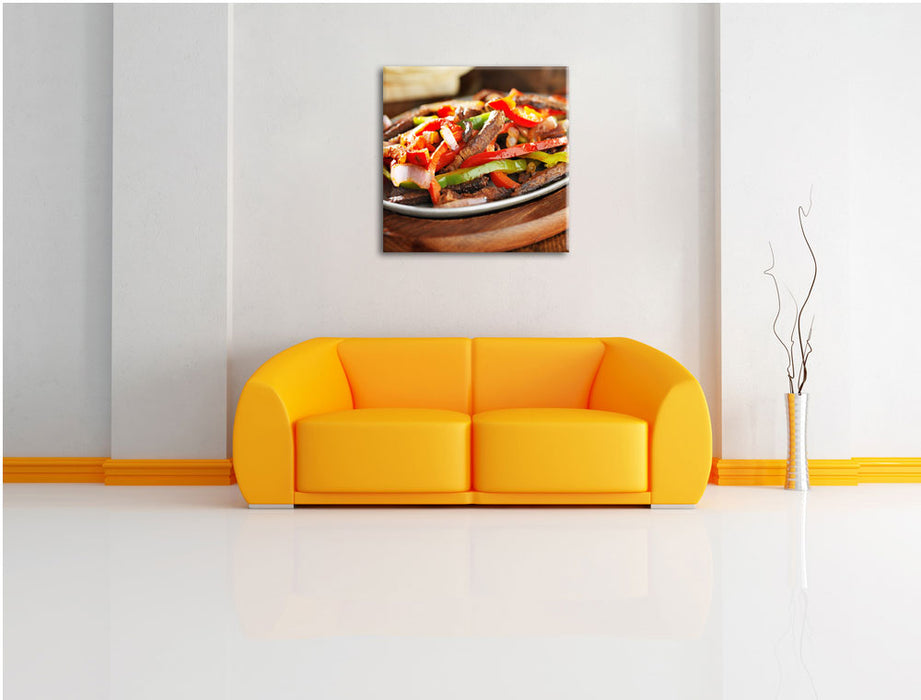 Fleischpfanne mit Paprika Leinwandbild Quadratisch über Sofa