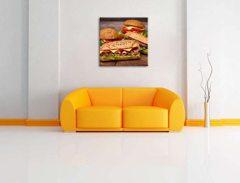 Köstliche Sandwiches Leinwandbild Quadratisch über Sofa