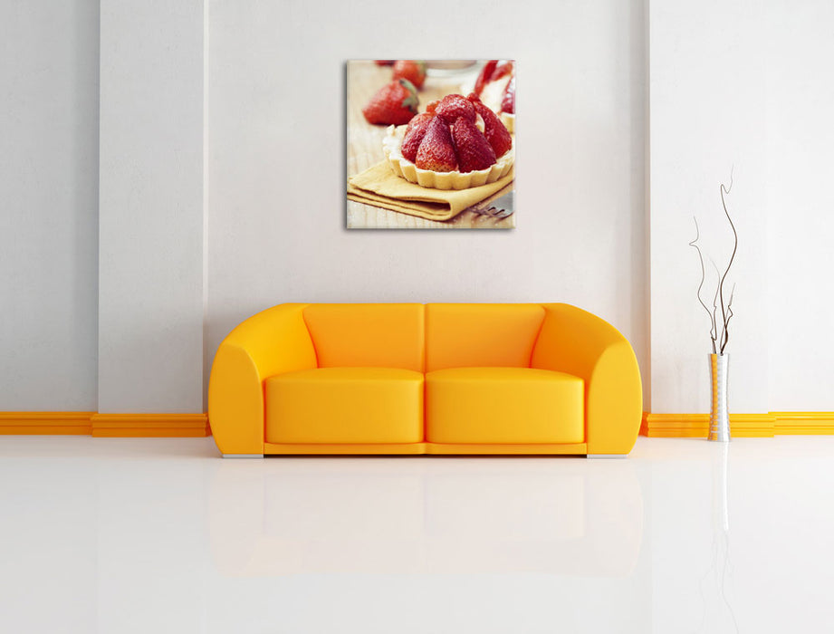 Schmackhaftes Erdbeertörtchen Leinwandbild Quadratisch über Sofa