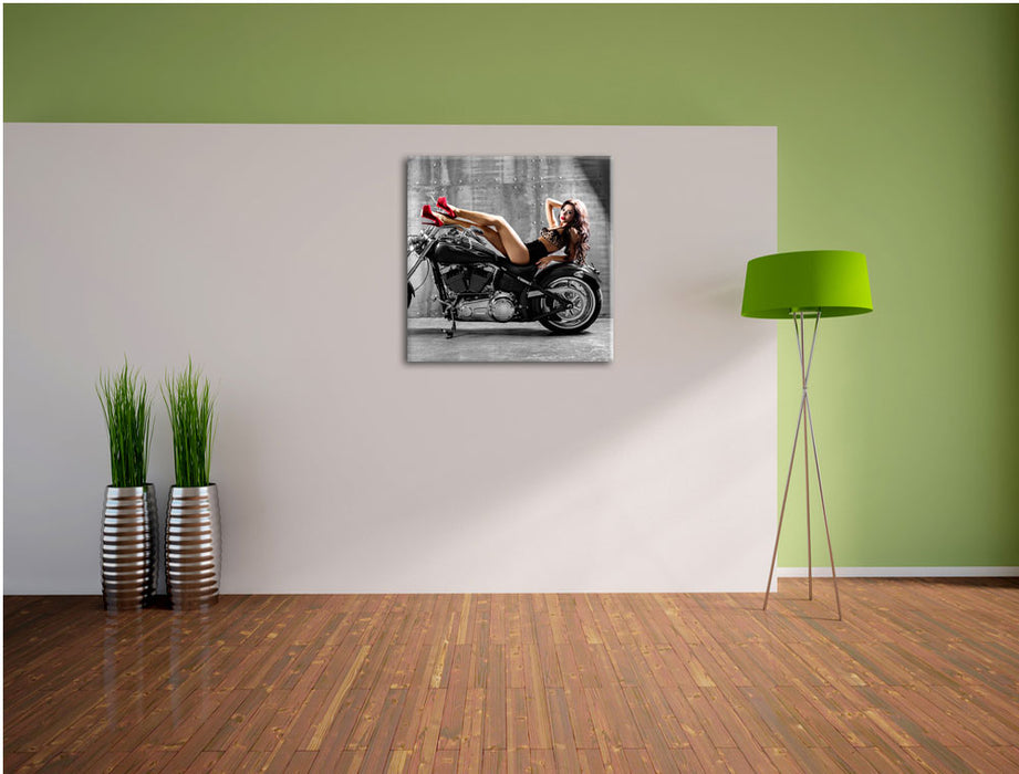 Model auf einem Motorrad  Leinwand Quadratisch im Flur