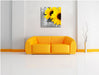 schöne Sonnenblumen auf Holztisch Leinwandbild Quadratisch über Sofa