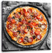 Pizza auf Pizzablech Leinwandbild Quadratisch