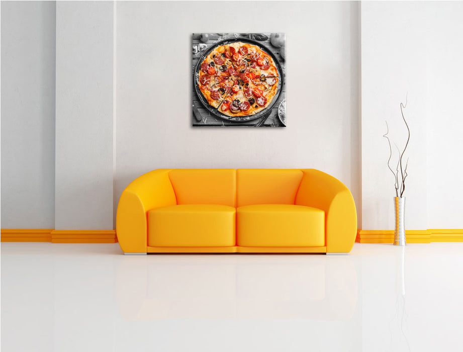 Pizza auf Pizzablech Leinwandbild Quadratisch über Sofa