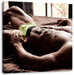 Muskulöser Mann im Bett Leinwandbild Quadratisch