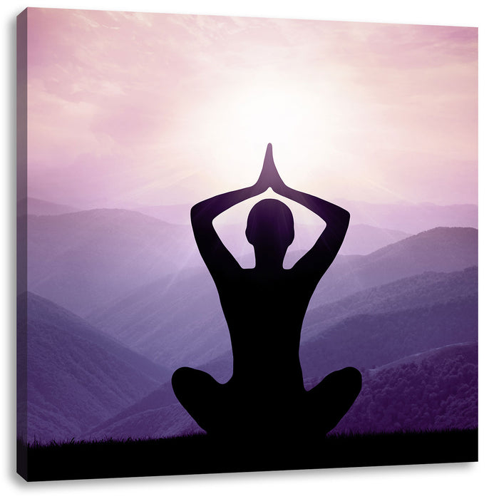 Meditierender Mann in den Bergen Leinwandbild Quadratisch