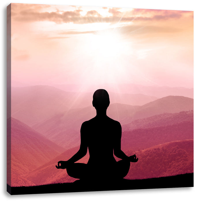 Meditierender Mensch in den Bergen Leinwandbild Quadratisch