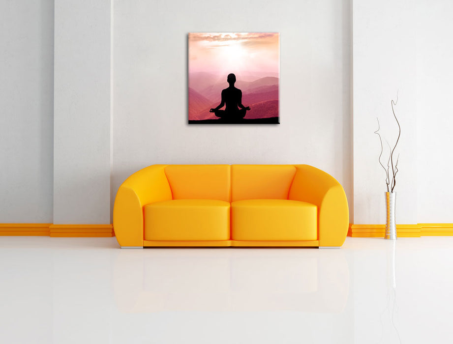 Meditierender Mensch in den Bergen Leinwandbild Quadratisch über Sofa