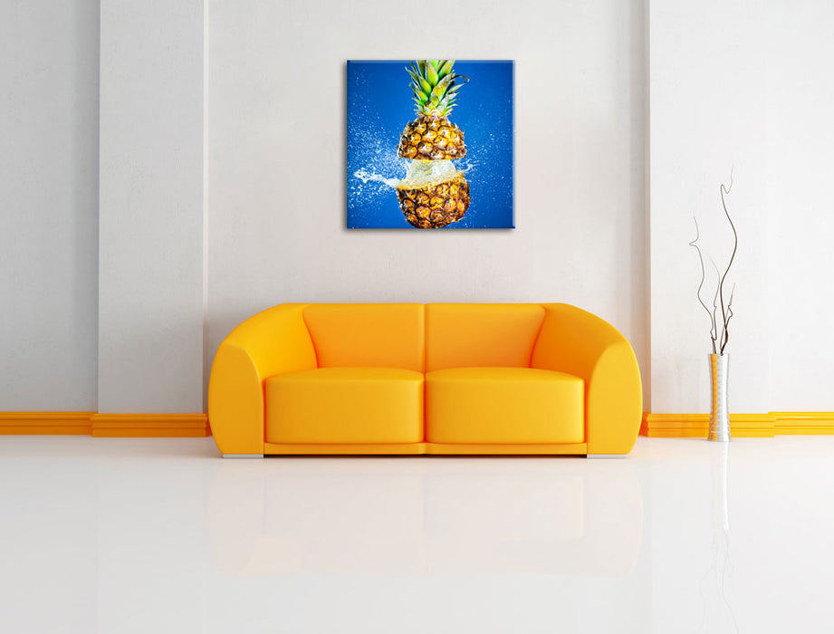 Ananas mit Wasser bespritzt Leinwandbild Quadratisch über Sofa