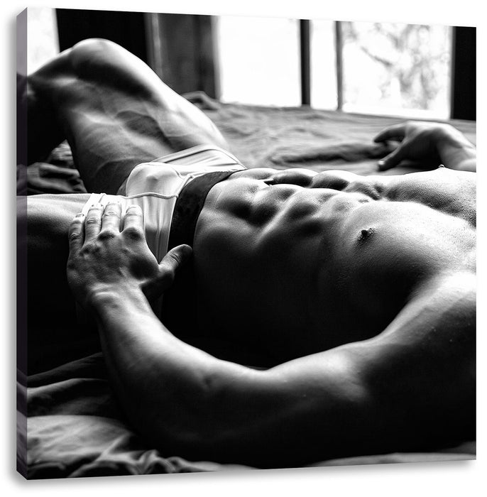 Muskulöser Mann im Bett Kunst B&W Leinwandbild Quadratisch
