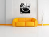 Muskulöser Mann im Bett Kunst B&W Leinwandbild Quadratisch über Sofa