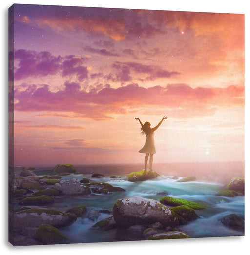 Frau begrüßt den Sonnenaufgang am Meer Leinwanbild Quadratisch