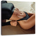 Frau in schwarzem Bikini liegt am Strand Leinwanbild Quadratisch