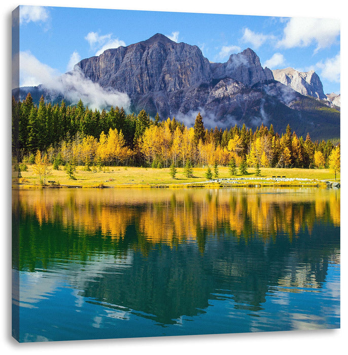 Kanadischer Herbstwald und Berge am See Leinwanbild Quadratisch