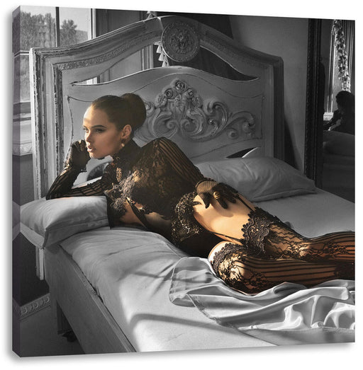 Frau mit sexy Dessous im Bett B&W Detail Leinwanbild Quadratisch