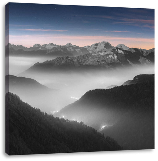 Leuchtender Nebel in Bergtälern B&W Detail Leinwanbild Quadratisch