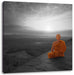 Mönch meditiert auf Felsvorsprung B&W Detail Leinwanbild Quadratisch