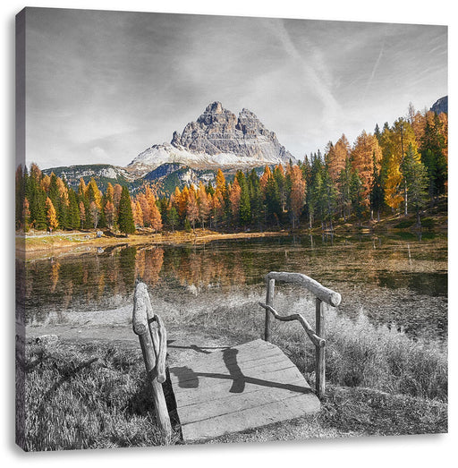 Holzbrücke an Dolomiten See im Herbst B&W Detail Leinwanbild Quadratisch