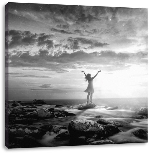 Frau begrüßt den Sonnenaufgang am Meer, Monochrome Leinwanbild Quadratisch