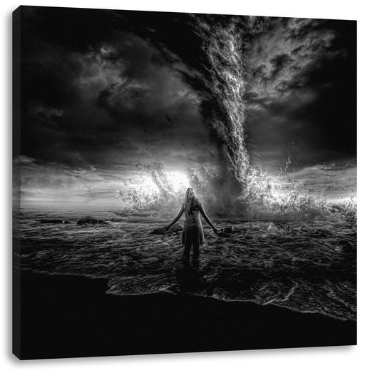 Frau am Strand vor düsterem Tornado, Monochrome Leinwanbild Quadratisch