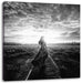 Frau auf Schienen bei Sonnenuntergang, Monochrome Leinwanbild Quadratisch