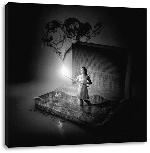 Frau mit Fackel steigt aus Buch, Monochrome Leinwanbild Quadratisch