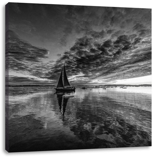 Einsames Segelboot in der Abenddämmerung, Monochrome Leinwanbild Quadratisch