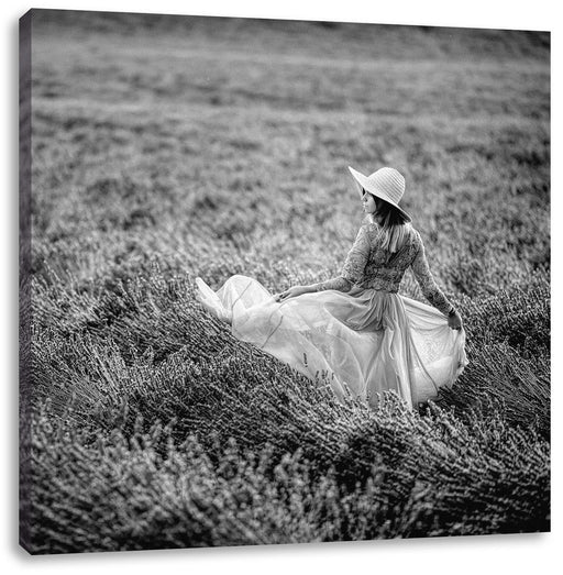 Frau im Kleid läuft durch Lavendelfeld, Monochrome Leinwanbild Quadratisch