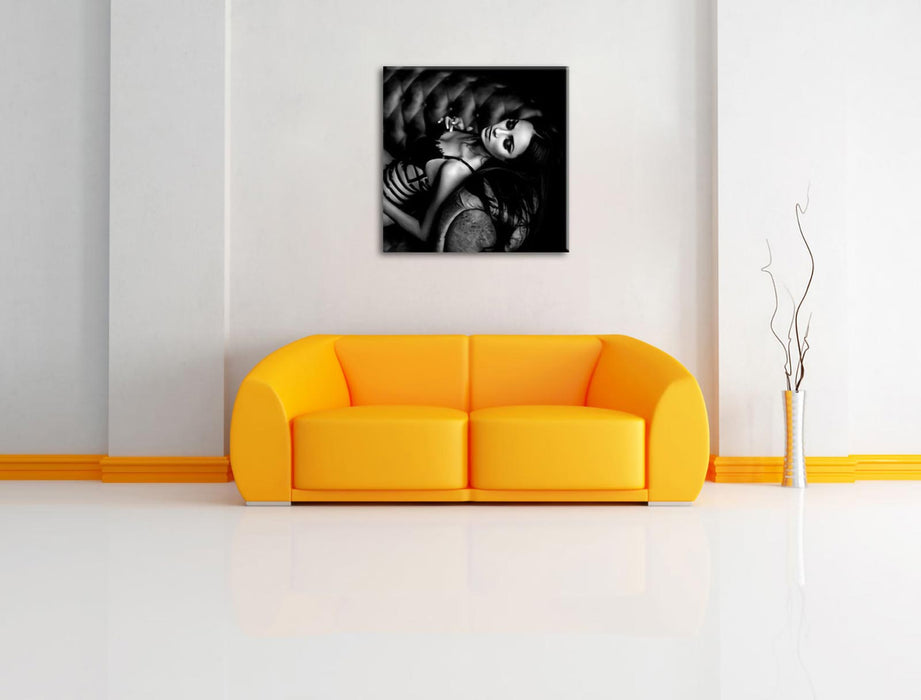 Frau in Dessous räkelt sich auf Sofa, Monochrome Leinwanbild Wohnzimmer Quadratisch