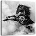 Schwarzes Pferd steigt im weißen Nebel, Monochrome Leinwanbild Quadratisch