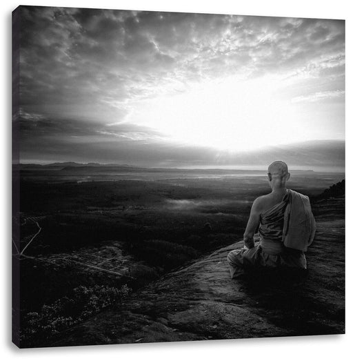 Mönch meditiert auf Felsvorsprung, Monochrome Leinwanbild Quadratisch