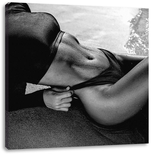 Frau in schwarzem Bikini liegt am Strand, Monochrome Leinwanbild Quadratisch