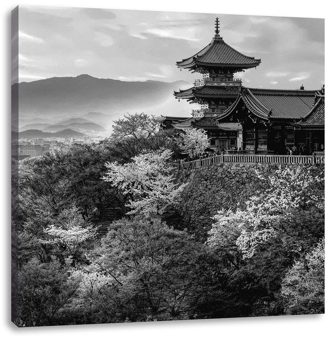 Japanischer Tempel vor nebeliger Stadt, Monochrome Leinwanbild Quadratisch