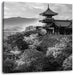 Japanischer Tempel vor nebeliger Stadt, Monochrome Leinwanbild Quadratisch