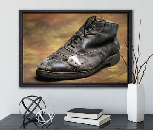 Maus in schwarzem Schuh auf Leinwandbild gerahmt mit Kirschblüten