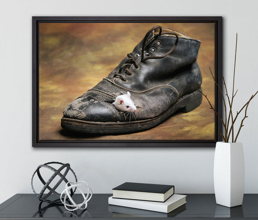 Maus in schwarzem Schuh auf Leinwandbild gerahmt mit Kirschblüten