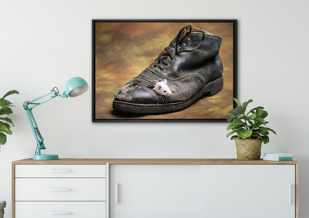 Maus in schwarzem Schuh auf Leinwandbild gerahmt verschiedene Größen im Wohnzimmer
