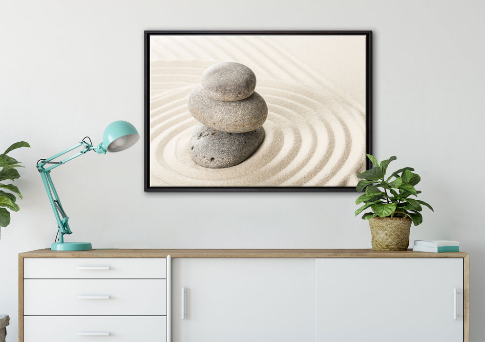 Steine in Sand mit Muster auf Leinwandbild gerahmt verschiedene Größen im Wohnzimmer