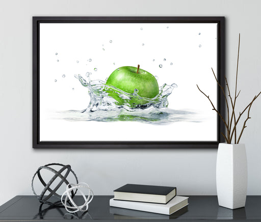 Grüner Apfel fällt in Wasser auf Leinwandbild gerahmt mit Kirschblüten