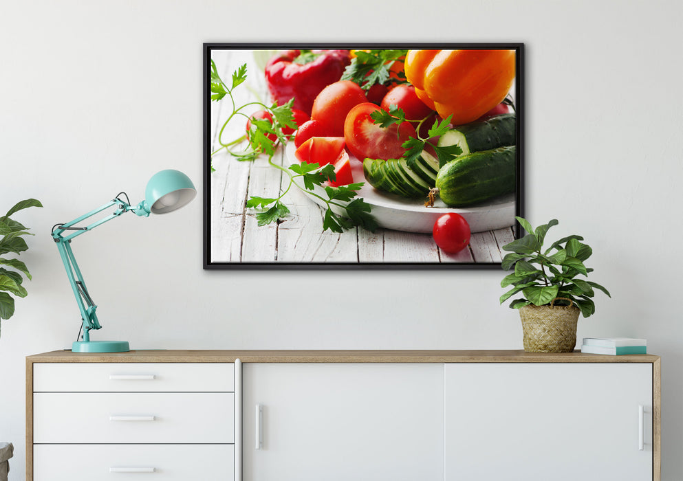Teller mit Gemüse auf Leinwandbild gerahmt verschiedene Größen im Wohnzimmer