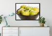Korb mit Äpfeln auf Leinwandbild gerahmt verschiedene Größen im Wohnzimmer